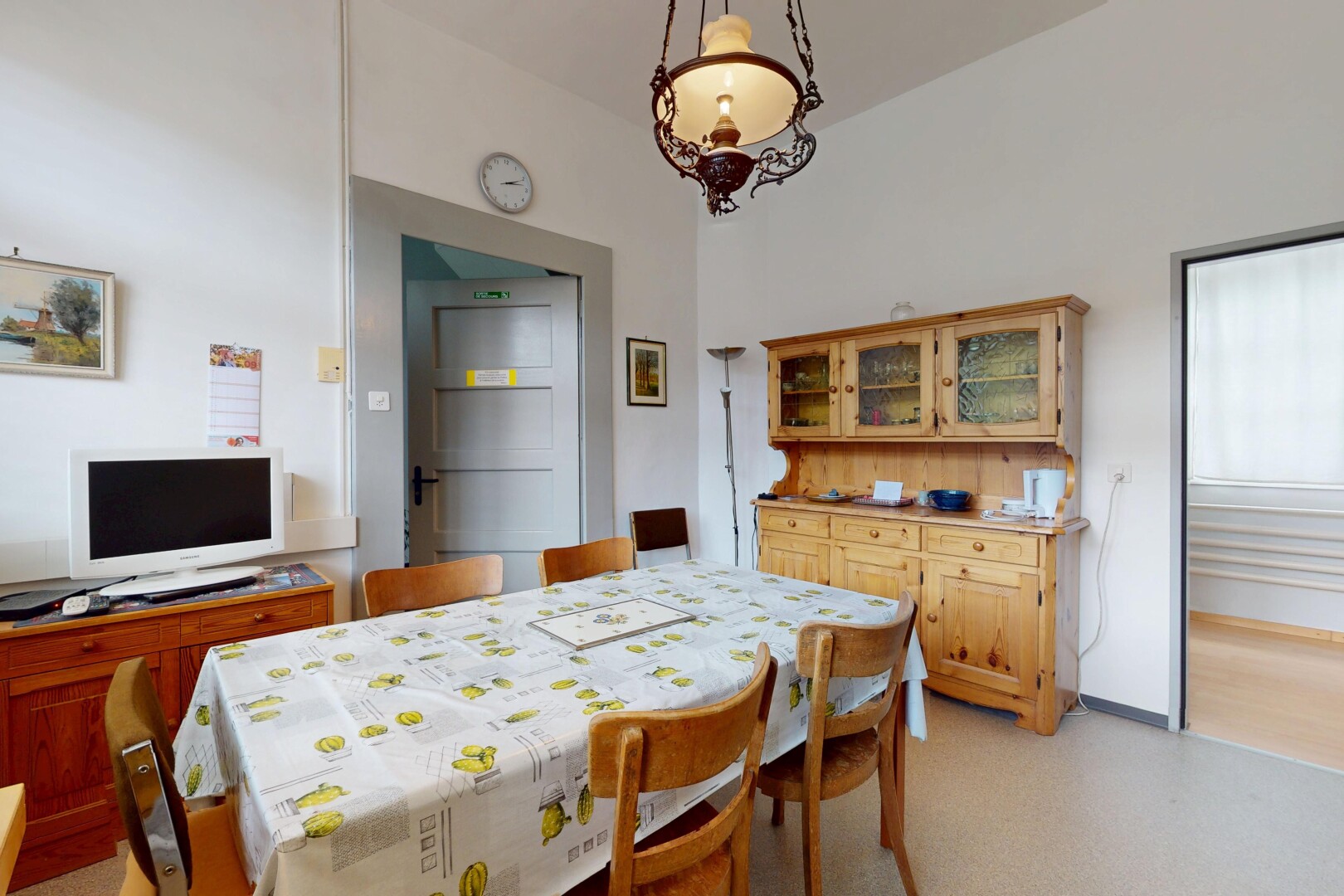 salle à manger avec drywall, cloison sèche, télévision, inside property, et carpet