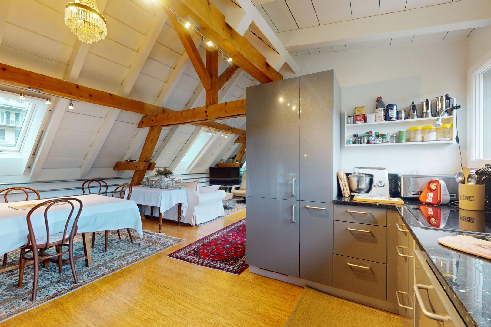 cuisine avec inside property, wood finish floor, sol en finition bois, vaulted ceiling, et plafond voûté