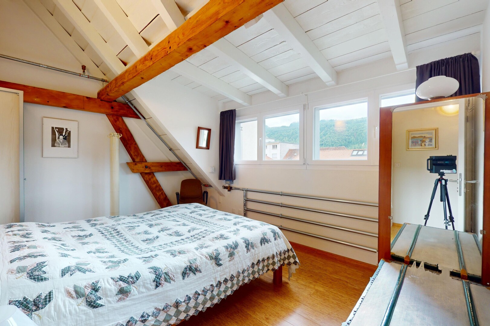 chambre avec wood finish floor, sol en finition bois, beamed ceiling, plafond à poutres, et inside property