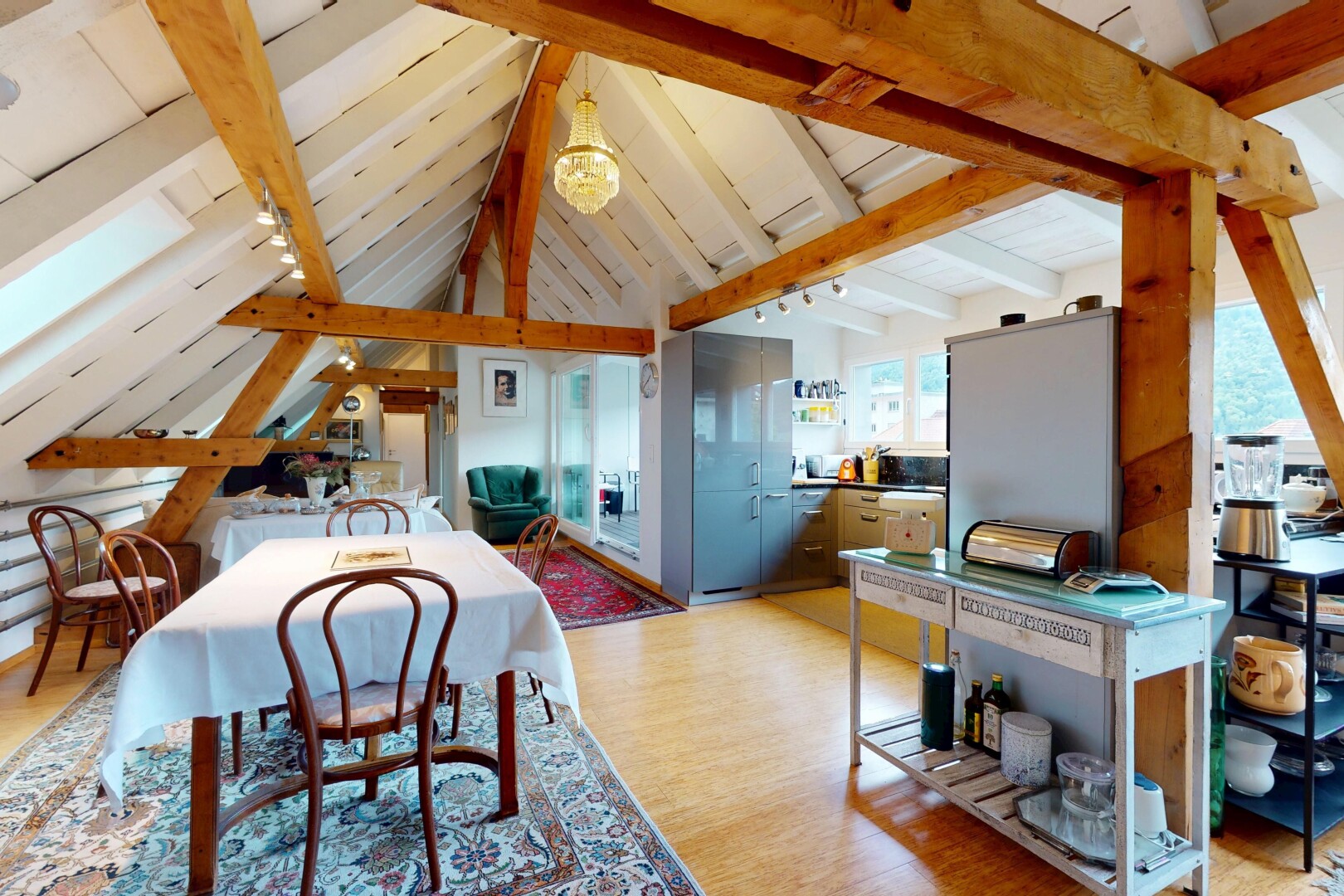 salle à manger avec vaulted ceiling, plafond voûté, beamed ceiling, plafond à poutres, et wood finish floor
