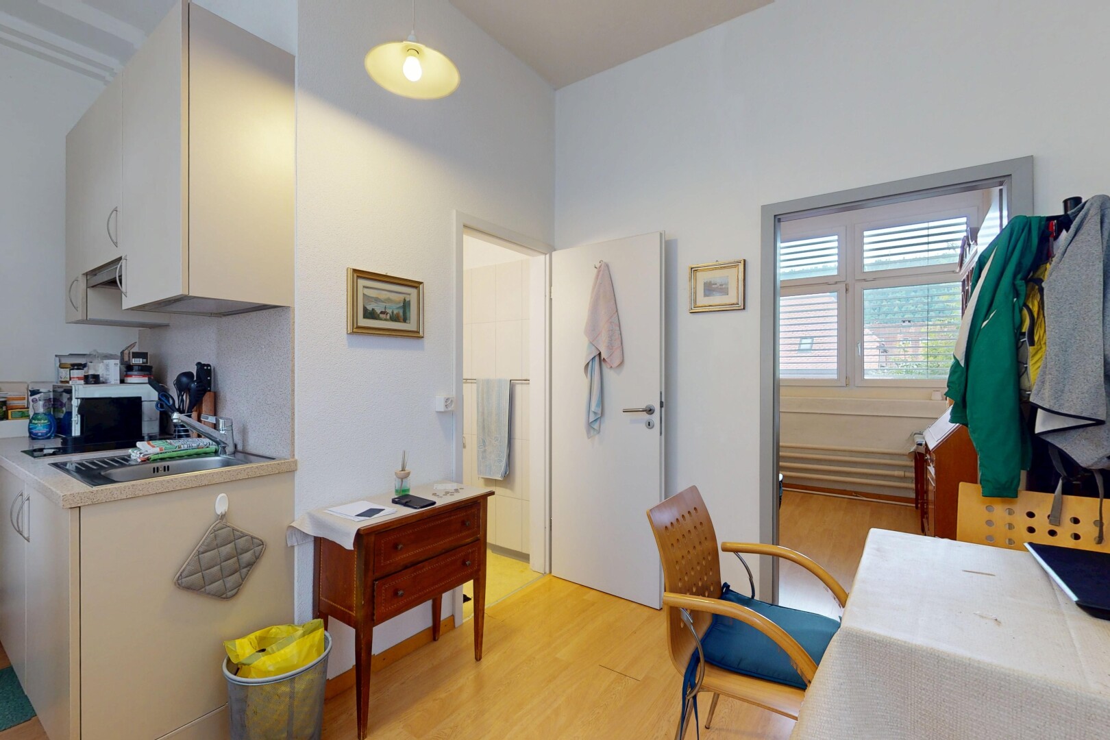cuisine avec wood finish floor, sol en finition bois, natural light, lumière naturelle, et inside property