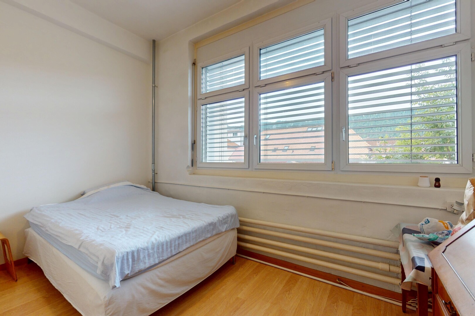 chambre avec natural light, lumière naturelle, wood finish floor, sol en finition bois, et drywall