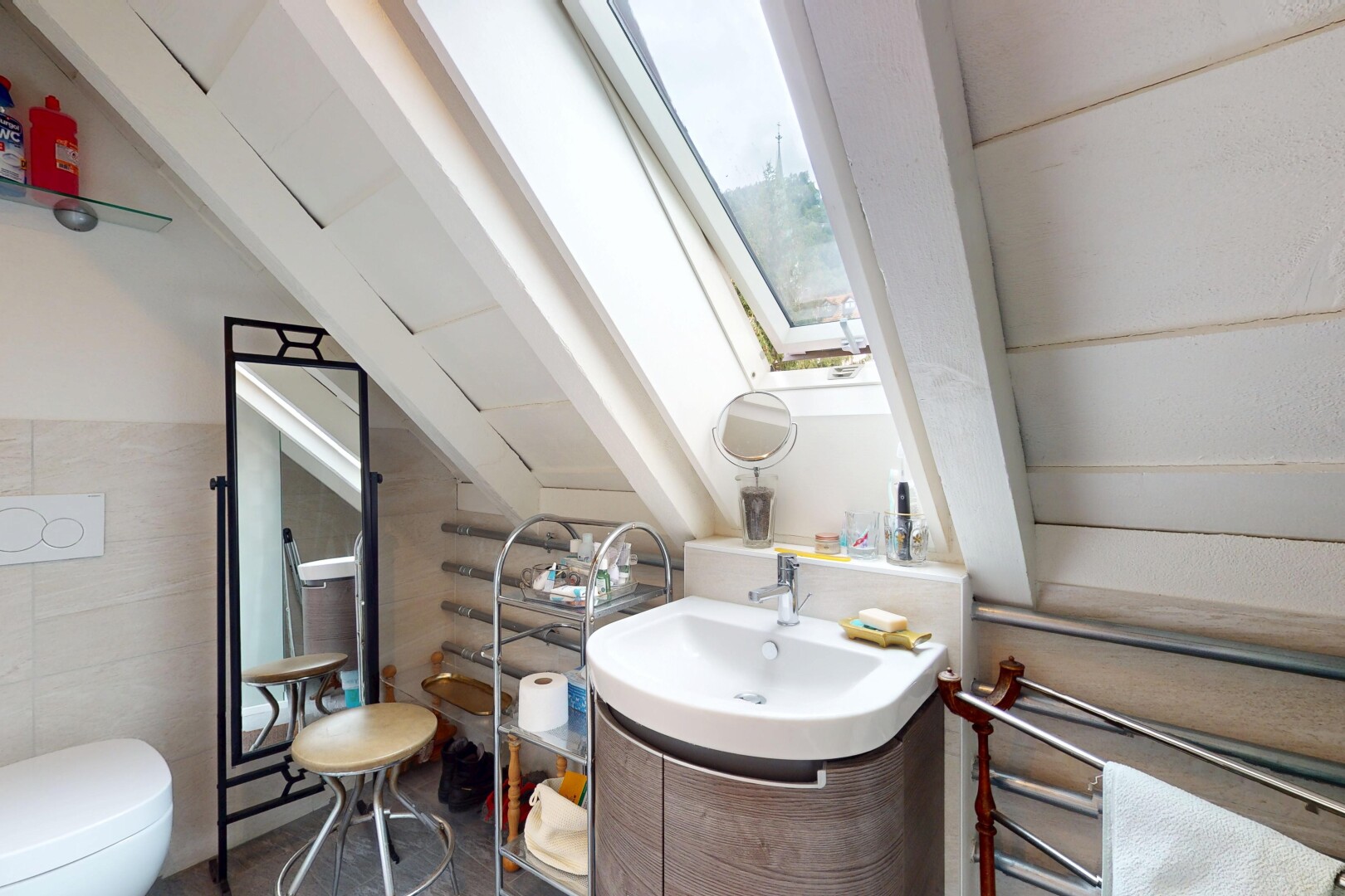 salle de bains avec puits de lumière, inside property, miroir, toilette, et natural light