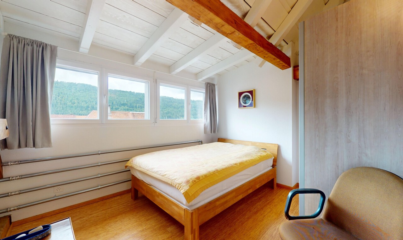 chambre avec inside property, beamed ceiling, plafond à poutres, natural light, et lumière naturelle