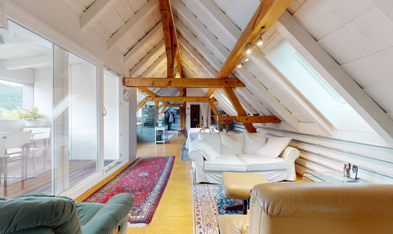 salon avec beamed ceiling, plafond à poutres, vaulted ceiling, plafond voûté, et inside property
