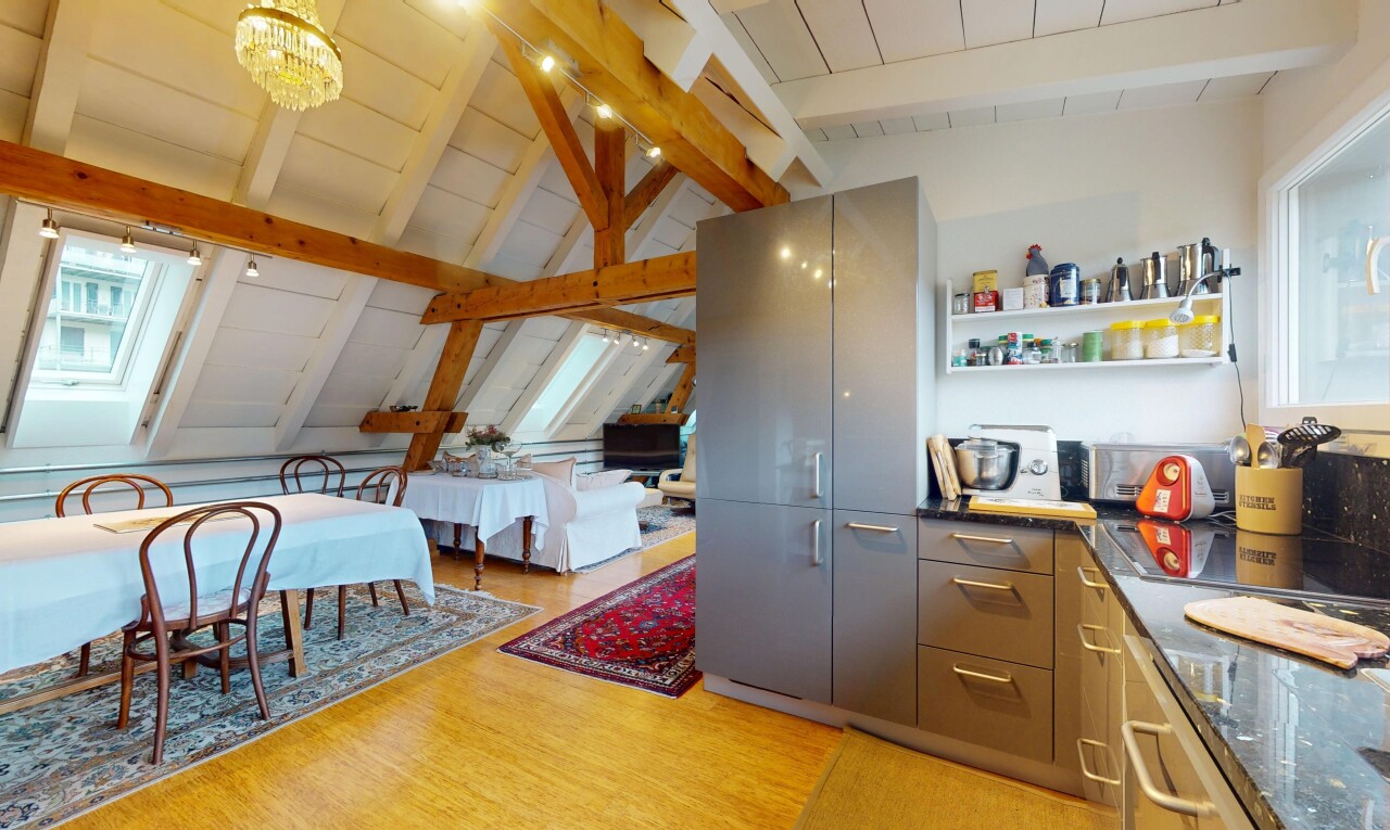 cuisine avec inside property, wood finish floor, sol en finition bois, vaulted ceiling, et plafond voûté