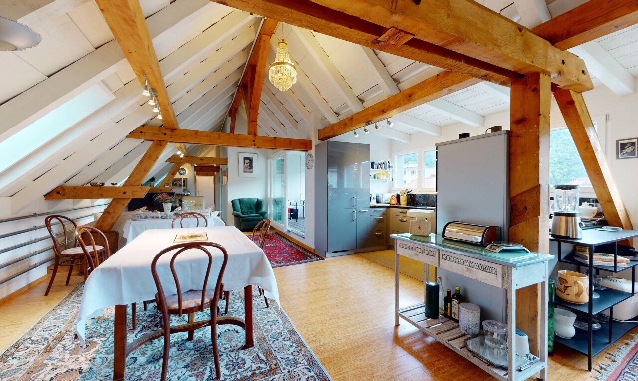 salle à manger avec vaulted ceiling, plafond voûté, beamed ceiling, plafond à poutres, et wood finish floor