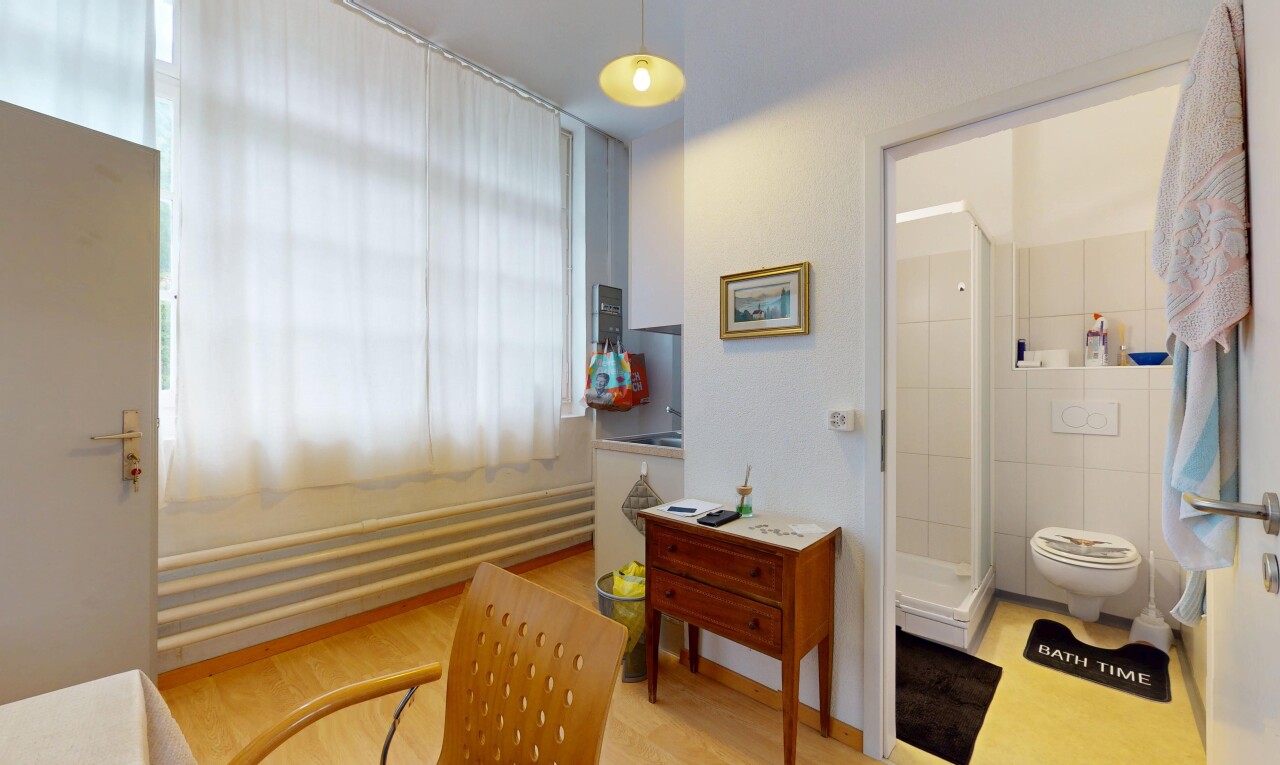 chambre avec lumière naturelle, natural light, inside property, sol en finition bois, et wood finish floor