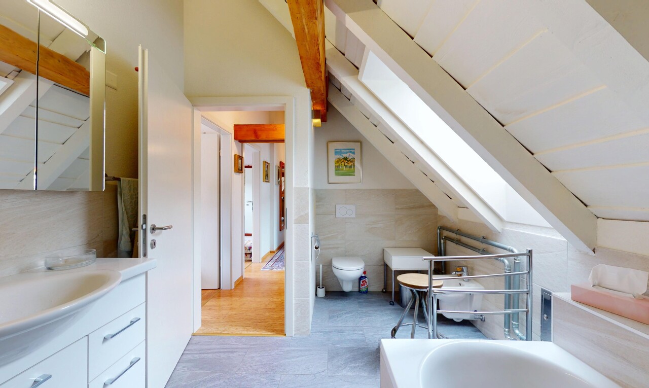 salle de bains avec bain, lavabo (ou coiffeuse selon le contexte), salle de bain complète, plafond voûté, et vaulted ceiling