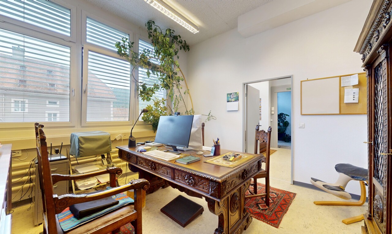 bureau avec drywall, cloison sèche, espace bureau, inside property, et natural light