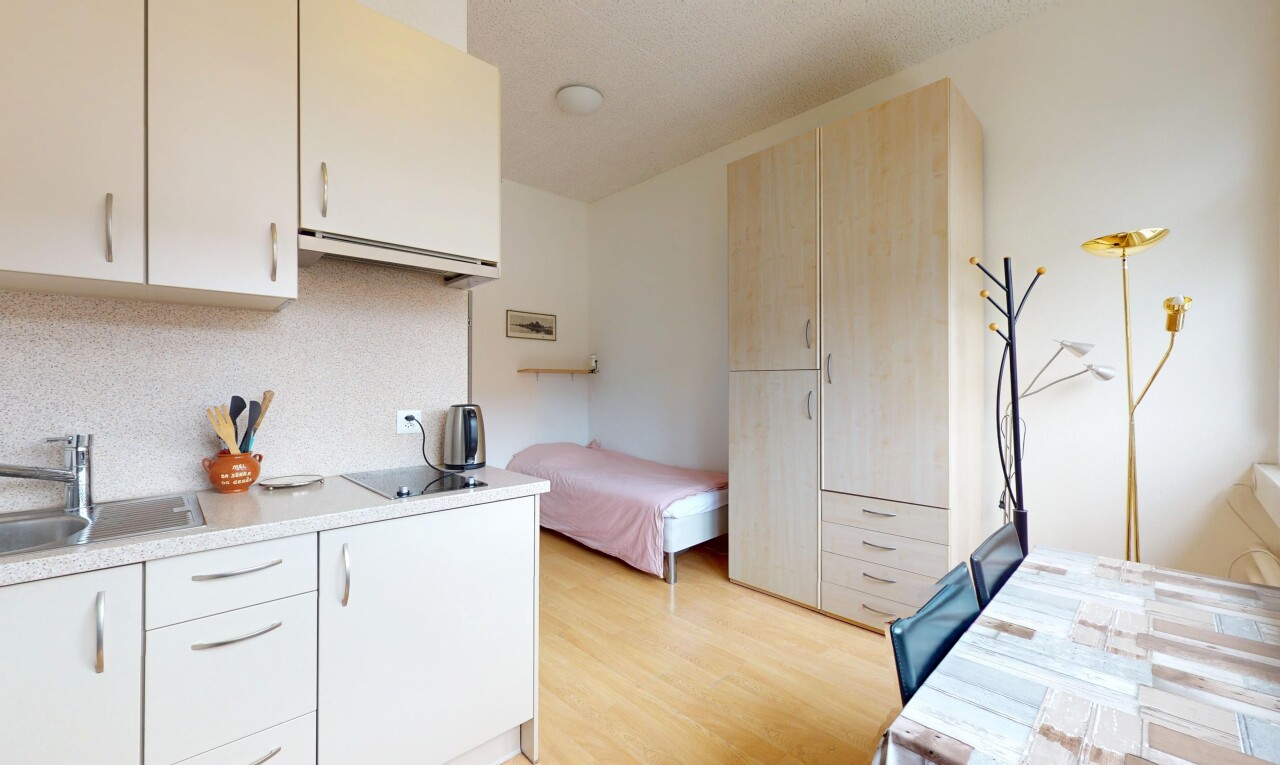 cuisine avec plans de travail, wood finish floor, sol en finition bois, inside property, et backsplash