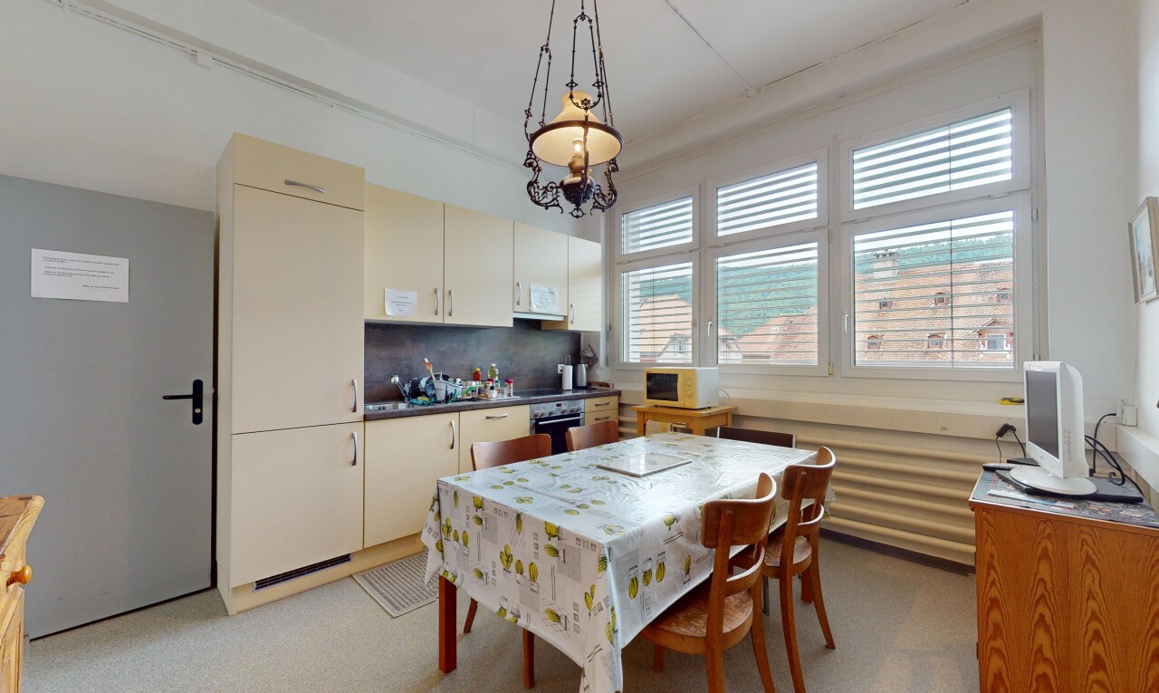 cuisine avec natural light, lumière naturelle, plans de travail, backsplash, et dosseret