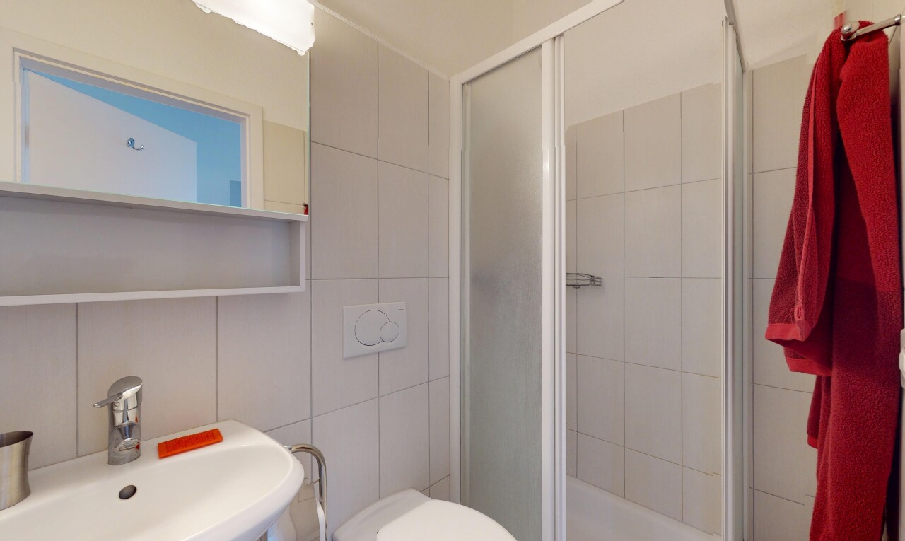salle de bains avec salle de bain complète, évier, douche, miroir, et inside property