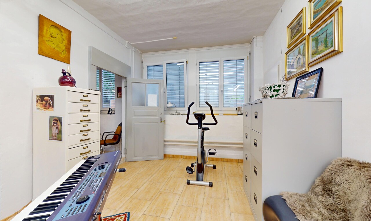gym avec cloison sèche, drywall, inside property, lumière naturelle, et natural light