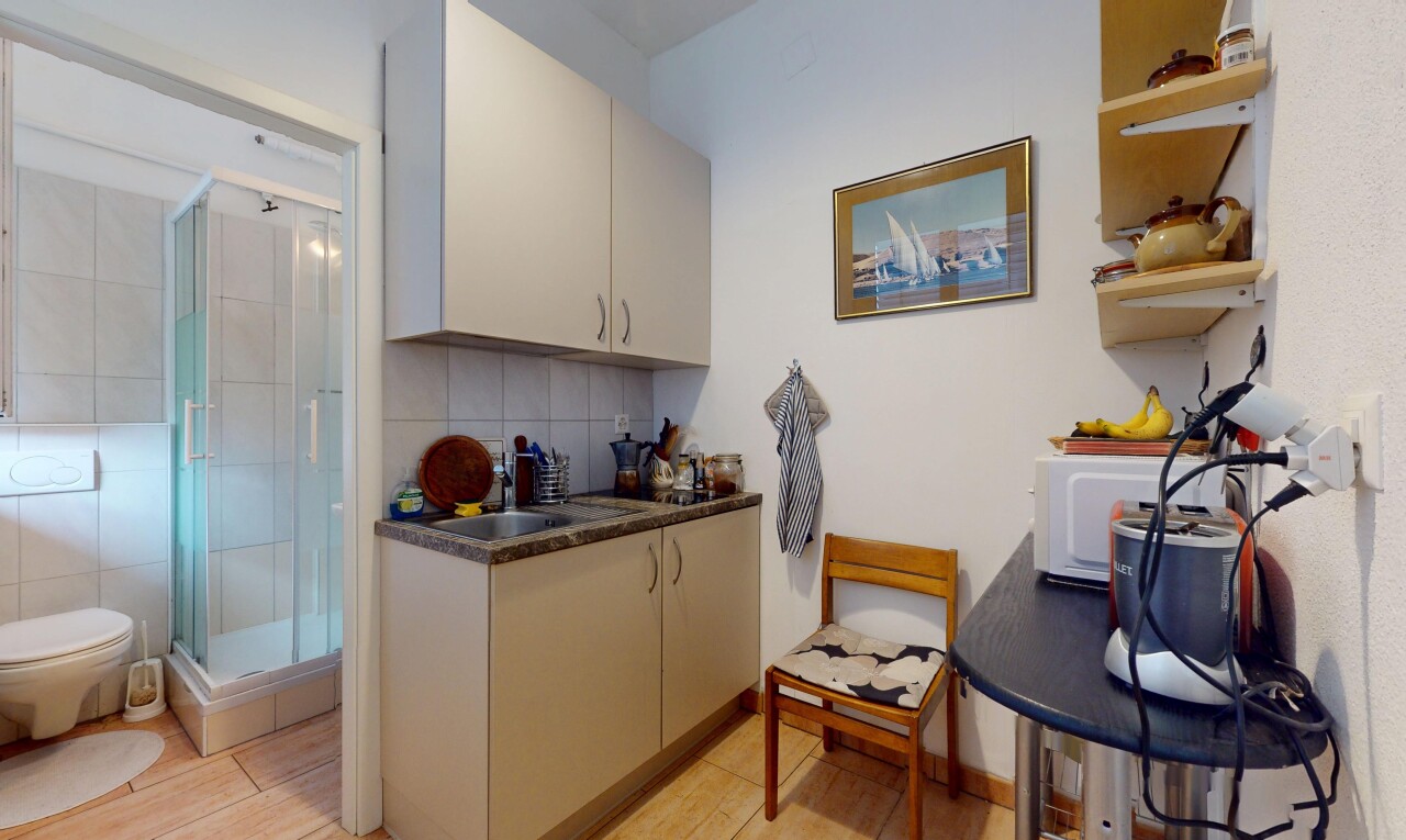 cuisine avec inside property, dosseret, backsplash, micro-ondes, et évier