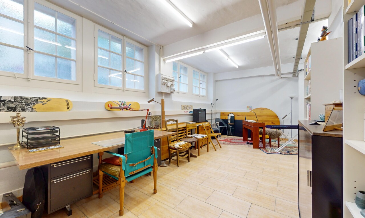 bureau avec natural light, lumière naturelle, inside property, drywall, et cloison sèche