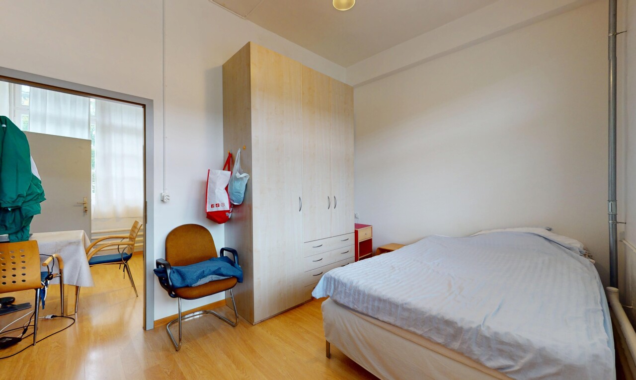 chambre avec wood finish floor, sol en finition bois, inside property, natural light, et lumière naturelle