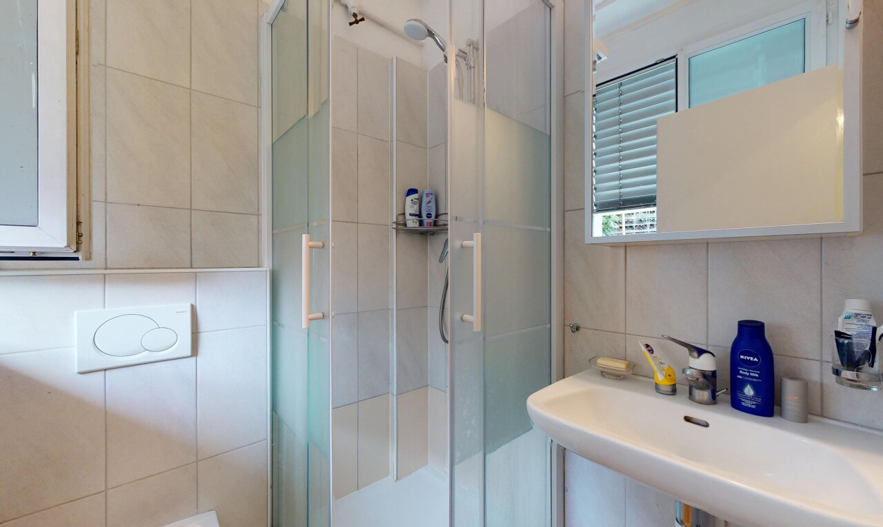 salle de bains avec douche, salle de bain complète, natural light, lumière naturelle, et miroir