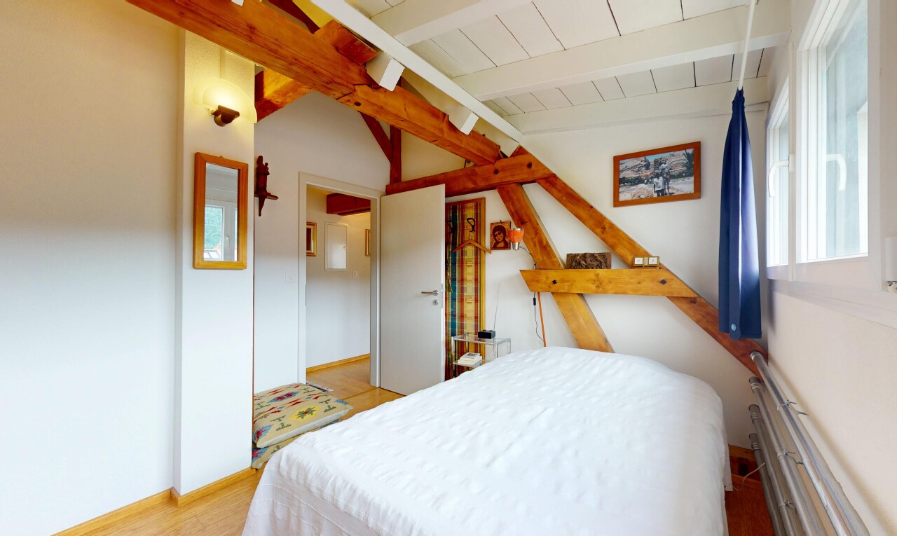 chambre avec drywall, cloison sèche, inside property, wood finish floor, et sol en finition bois