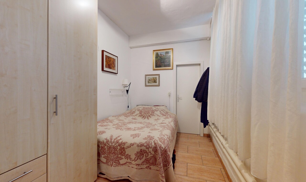chambre avec inside property, drywall, cloison sèche, wood finish floor, et sol en finition bois