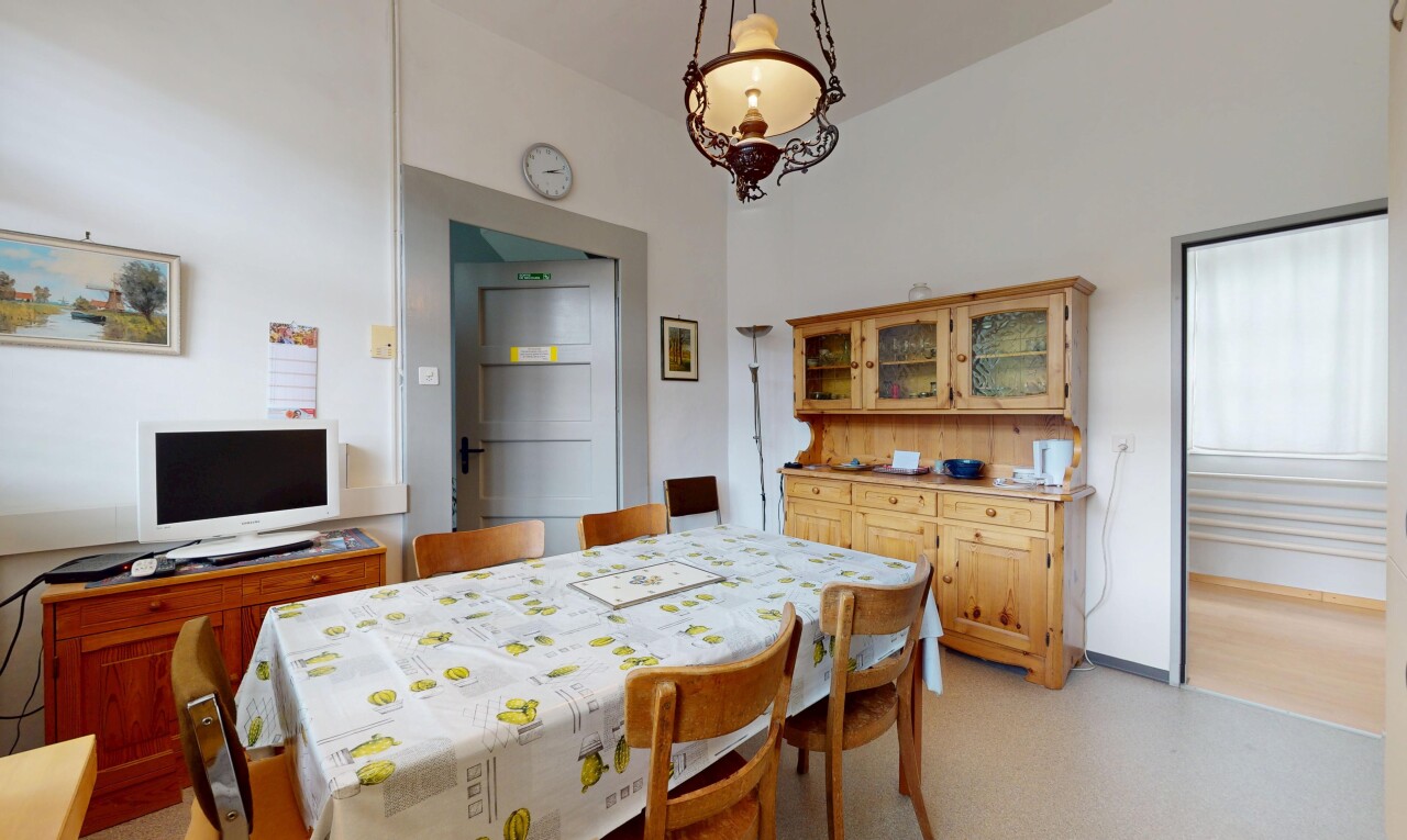 salle à manger avec drywall, cloison sèche, télévision, inside property, et carpet