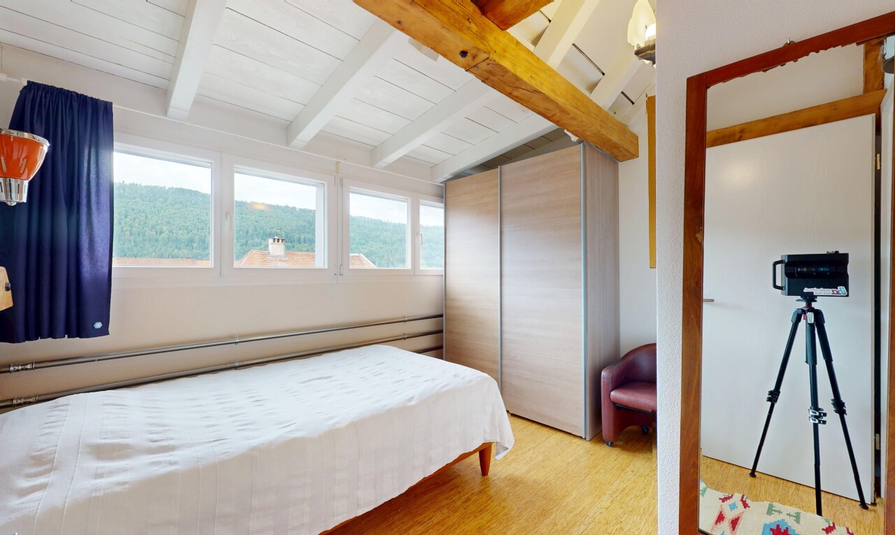 chambre avec inside property, radiateur à plinthe, plafond à poutres, sol en finition bois, et wood finish floor