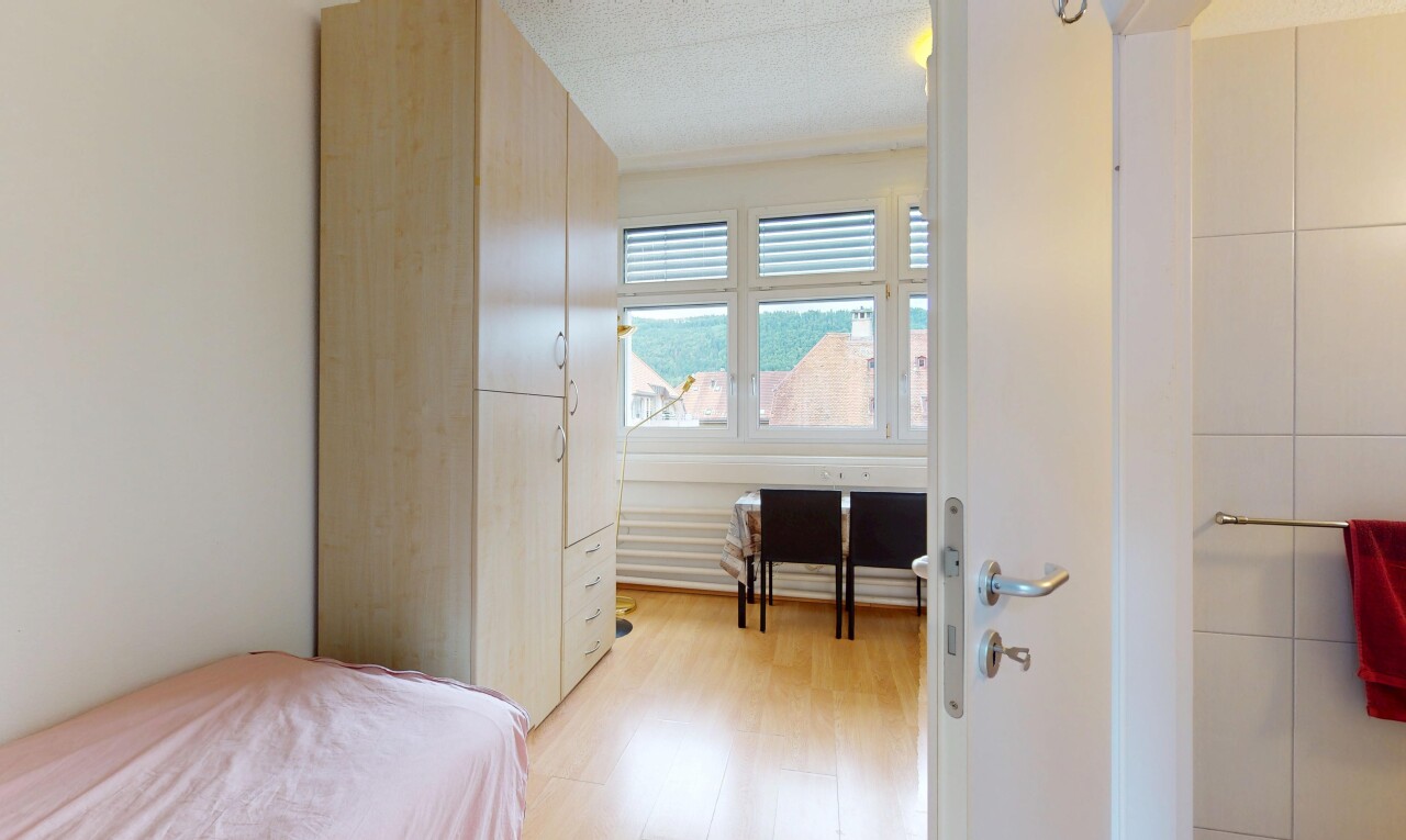 chambre avec inside property, lumière naturelle, natural light, sol en finition bois, et wood finish floor
