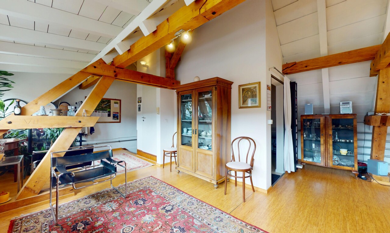 salon avec beamed ceiling, plafond à poutres, wood finish floor, sol en finition bois, et inside property