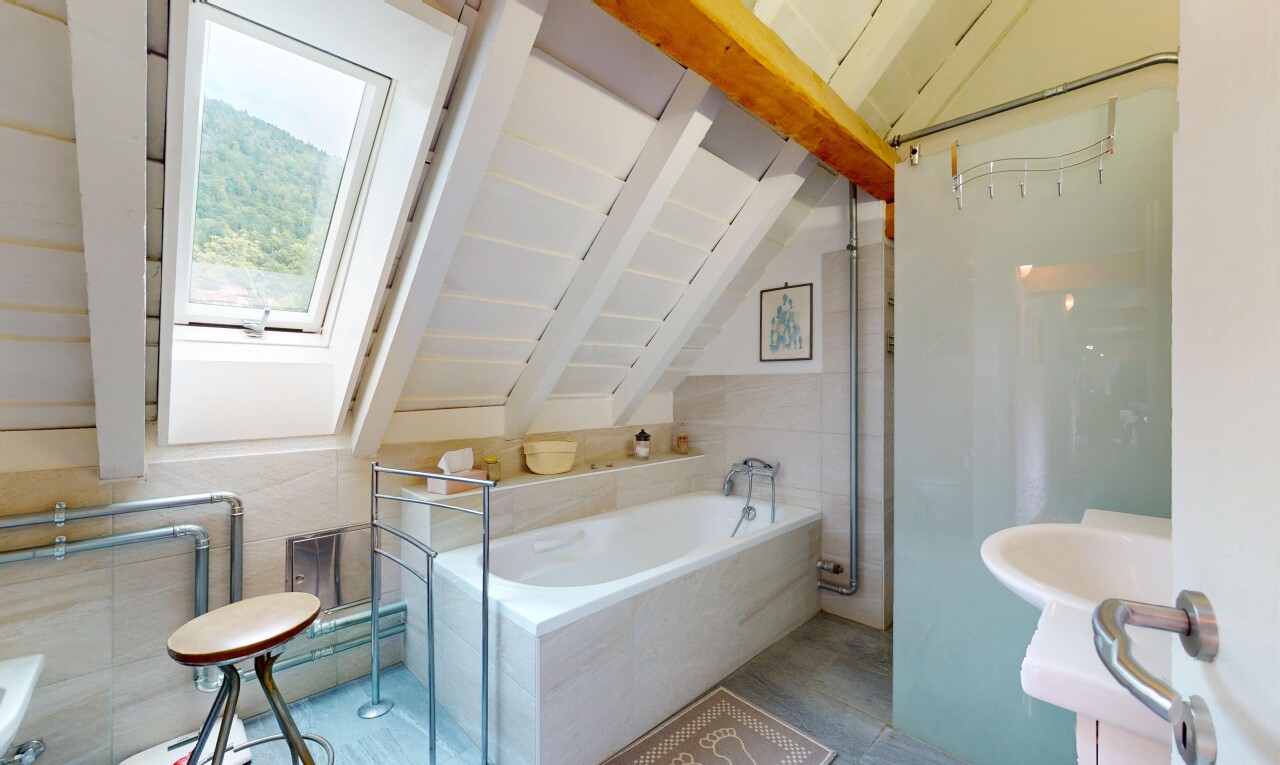 salle de bains avec vaulted ceiling, plafond voûté, bain, beamed ceiling, et plafond à poutres