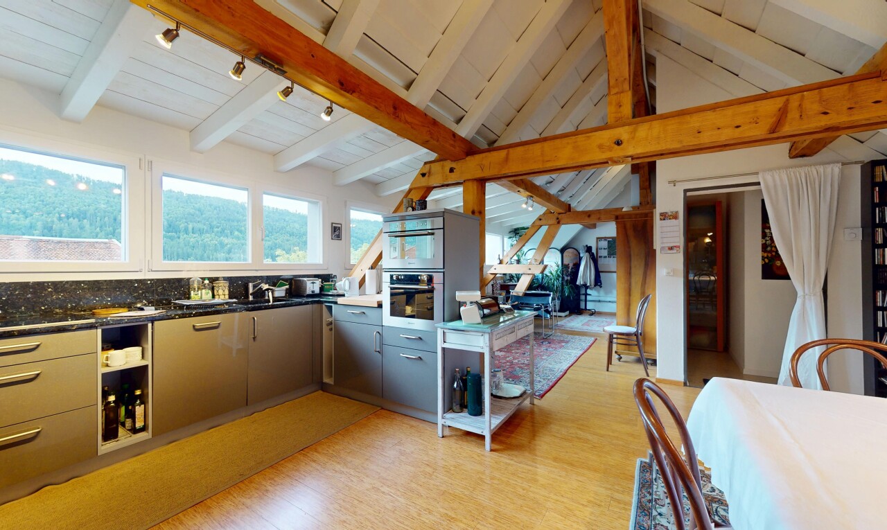 cuisine avec plans de travail, beamed ceiling, plafond à poutres, inside property, et wood finish floor