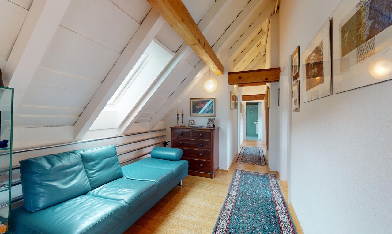 salon avec beamed ceiling, plafond à poutres, vaulted ceiling, plafond voûté, et puits de lumière