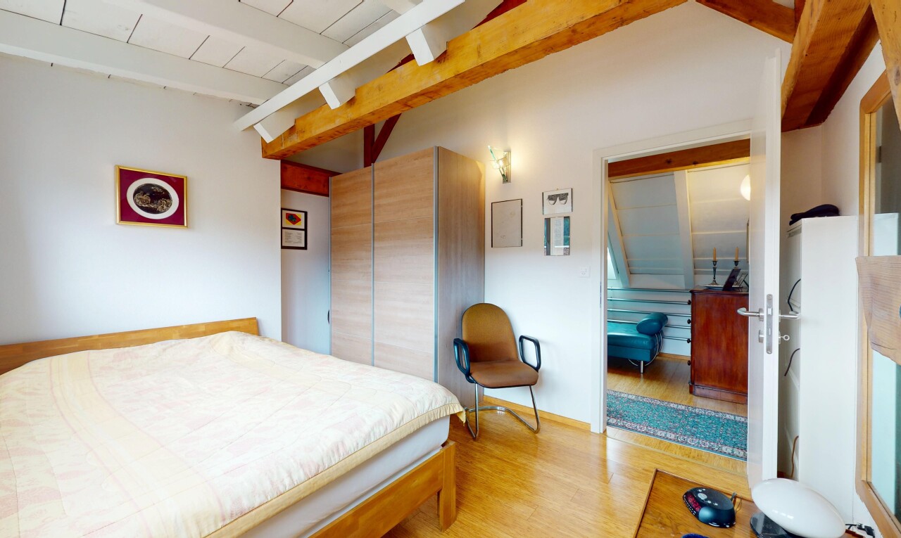 chambre avec wood finish floor, sol en finition bois, drywall, cloison sèche, et inside property