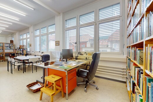 büro mit natural light, natürliches licht, fernseher, inside community, und bürobereich
