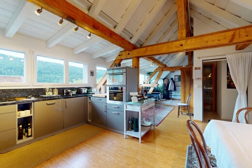 cuisine avec plans de travail, beamed ceiling, plafond à poutres, inside property, et wood finish floor