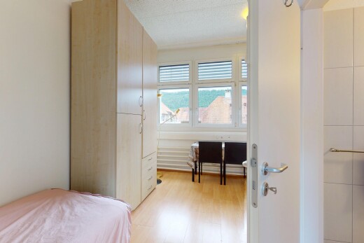 zimmer / schlafzimmer mit inside property, natürliches licht, natural light, holzfußboden, und wood finish floor