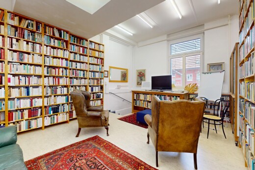 büro mit bibliothek, natural light, natürliches licht, inside property, und fernseher