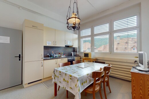 cuisine avec natural light, lumière naturelle, plans de travail, backsplash, et dosseret