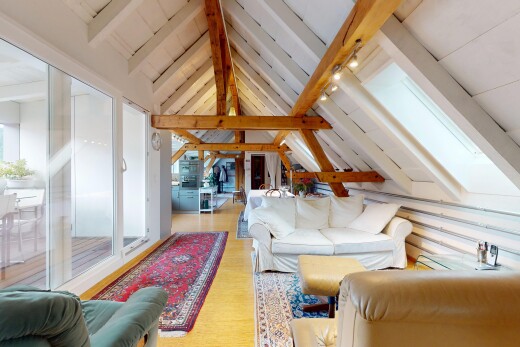 wohnzimmer mit beamed ceiling, balkendecke, vaulted ceiling, dachschräge, und inside property