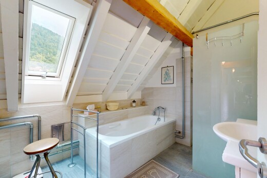 salle de bains avec vaulted ceiling, plafond voûté, bain, beamed ceiling, et plafond à poutres