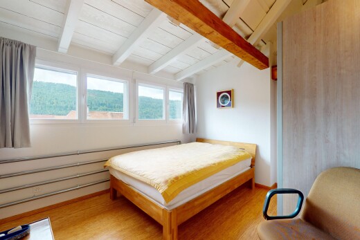 chambre avec inside property, beamed ceiling, plafond à poutres, natural light, et lumière naturelle