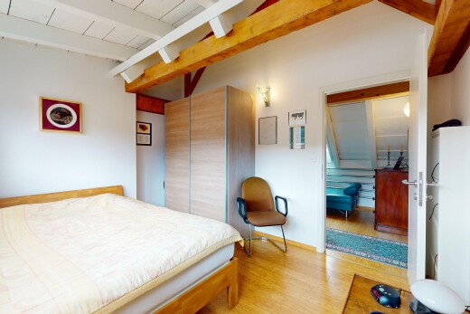 zimmer / schlafzimmer mit wood finish floor, holzfußboden, drywall, gipskartonwand, und inside property