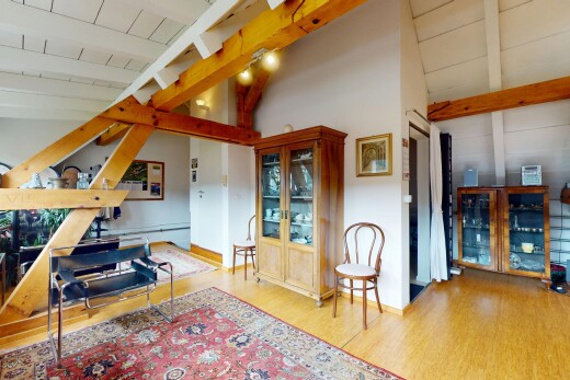 salon avec beamed ceiling, plafond à poutres, wood finish floor, sol en finition bois, et inside property