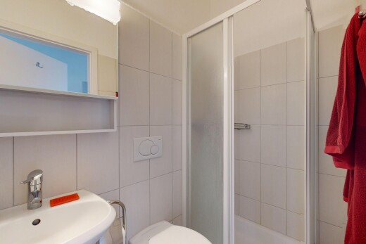 bad mit komplettes badezimmer, waschbecken, dusche, spiegel, und inside property