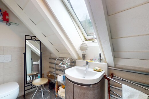 salle de bains avec puits de lumière, inside property, miroir, toilette, et natural light