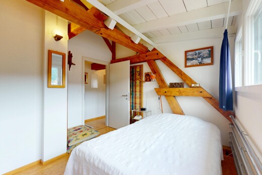zimmer / schlafzimmer mit drywall, gipskartonwand, inside property, wood finish floor, und holzfußboden