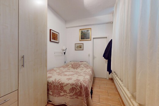 zimmer / schlafzimmer mit inside property, drywall, gipskartonwand, wood finish floor, und holzfußboden