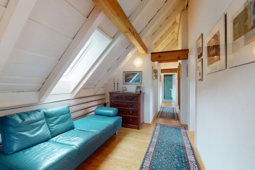 salon avec beamed ceiling, plafond à poutres, vaulted ceiling, plafond voûté, et puits de lumière