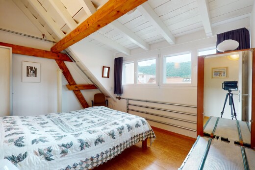 chambre avec wood finish floor, sol en finition bois, beamed ceiling, plafond à poutres, et inside property