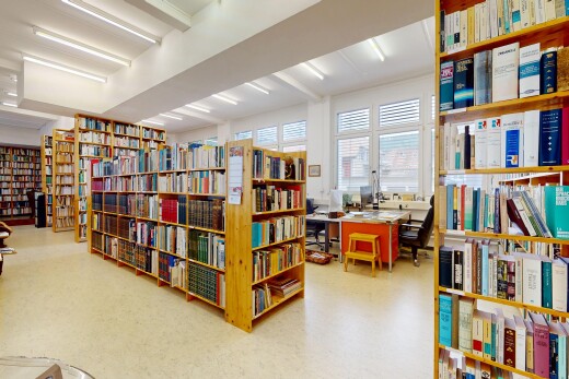 büro mit bibliothek, natural light, natürliches licht, und inside community