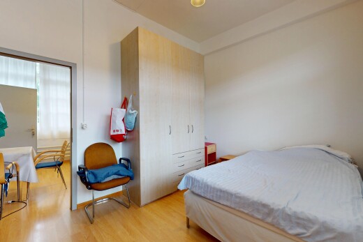 zimmer / schlafzimmer mit wood finish floor, holzfußboden, inside property, natural light, und natürliches licht